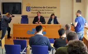 Ricardo Fernández de la Puente Armas y María Méndez, durante la presentación del pabellón en la ITB de Berlín.