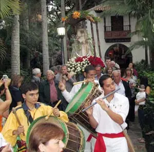 La imagen de la Virgen es llevada a hombros por los directivos de la HCV.