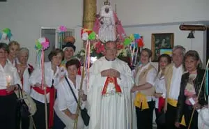 Monseñor Fuentes y parte del Comité Organizador.