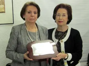 La viudad, Concepción Martín, recibió una placa de recuerdo.