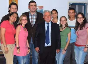 Ricardo Cortés Lastra, junto al secretario general PSOE en Venezuela, Cándido Rodríguez Losada, y a dirigentes de JSE en Venezuela.