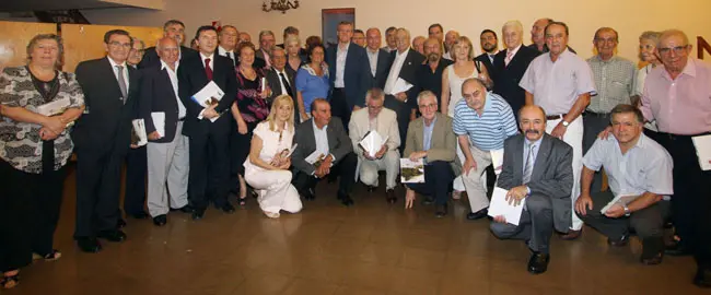  Alfonso Rueda –en el centro– y Santiago Camba posaron con los directivos de las asociaciones gallegas en Buenos Aires.