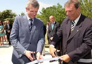 Alfonso Rueda y Jorge Torres, en presencia de Camba, inauguran las nuevas instalaciones del Centro Gallego de Montevideo.
