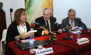 Pilar Falcón, José Ramón Ónega y Fernando Jáuregui, durante la mesa redonda.