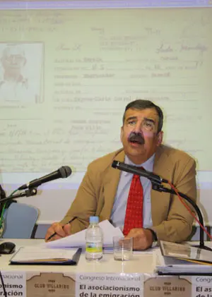 Germán Rueda mostró numerosos documentos de los españoles en Estados Unidos.