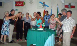 Miembros del Centro Andaluz brindan por el Día de Andalucía. 