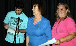 Carmen Román recibe, junto a su nieto y la presidenta de la asociación, el premio Virxinia Pereira.