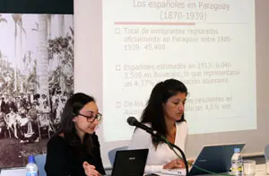 Eva Morales -a la izda.-, acompañada de Mariana García, durante su comunicación.
