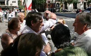 Domingo Lamoza –en el centro– el pasado jueves junto a un grupo de socios.