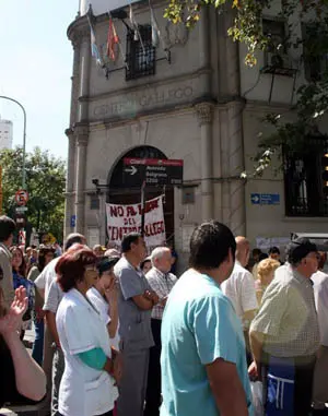 Un grupo de trabajadores y socios del Centro Gallego, a la puerta del mismo. 
