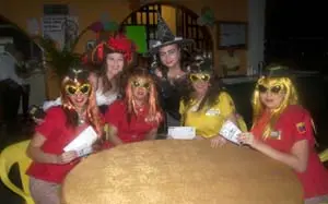 Bellas azafatas, al momento de llegar a la fiesta de disfraces de adultos (día lunes).