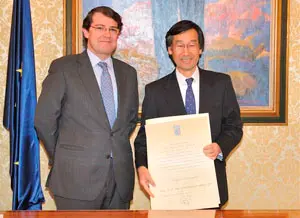 Satoru Satoh posa, junto a Fernández Mañueco, con su título de 'Huésped Distinguido'.