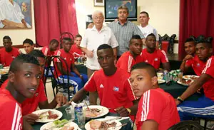 González,  Hernández y Triana con el equipo sub-23 de fútbol.
