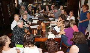 Numerosas personas participaron en el 'obradorio da escritura'.