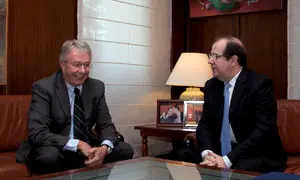 Un momnento de la reunión entre Juan Vicente Herrera y Urs Ziswiler.