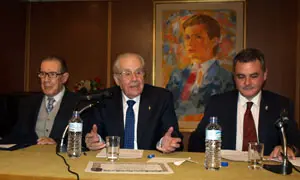 José Luis Martínez –en el centro–, junto a Juan Velarde –1º por la izda.– y Valentín Martínez-Otero.