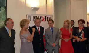 Elvira Cortajarena se dirige a los asistentes a la presentación. 