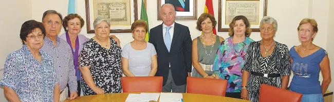 Santiago Camba posa junto a miembros de la directiva la &lsquo;Sociedad Recreio dos Anci&atilde;os&rsquo; de R&iacute;o de Janeiro.