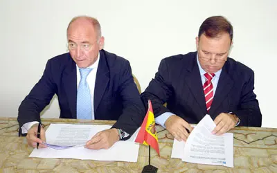 Santiago Camba, durante la firma del convenio con Casa de España.