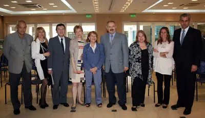  Ramón Villares posa junto a directivos del Santiago Apóstol y del Centro Galicia, la jefa de Gabinete del Ministerio de Cultura porteño y el delegado de la Xunta en Argentina. 