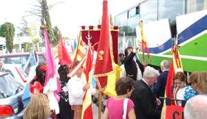 La delegación española, a su llegada al Torreón que recuerda la gesta de Simón de Alcazaba sotomayor.