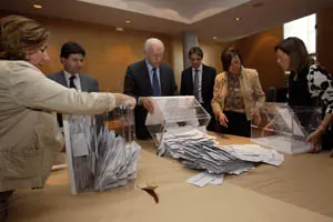 Un momento del recuento del voto emigrante.