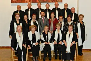 Los miembros del Coro del Centro Galego de Barcelona posan junto a su presidente. 