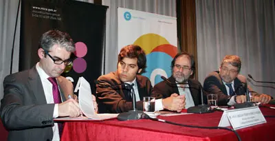 Fasero, firma el convenio, acompañado por Carlos Bianco, Jorge Coscia y Rodolfo Hamawi.