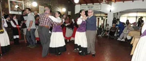 Los mayores se animaron a bailar.