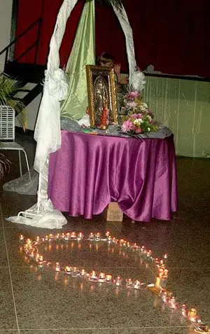 Un rosario con velas iluminó aun más a la Candelaria.
