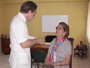 Numerosas personas se revisaron la presión ocular.