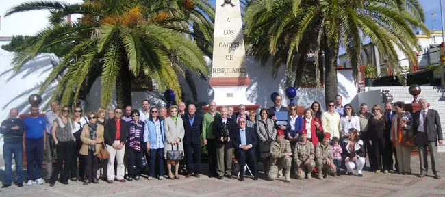 Parte de los asistentes al acto, que contó con representantes de las instituciones políticas y militares, además de con el Centro Gallego de Ceuta.