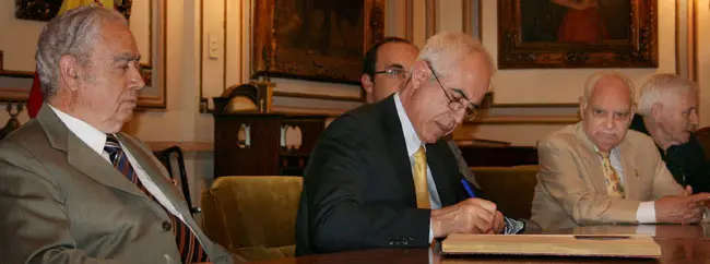 Miras Portugal firma, en presencia de Benito Carballedo –a la izda.–, el libro de visitas del Club Español. 