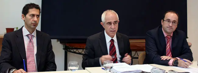 Miras, durante la rueda de prensa en la Embajada. A su lado, el consejero, Julio Olmos, y el secretario general de la Consejería, Alfredo Bayona.