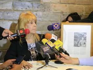 Luisa García, esposa de Juan Cortés, durante la rueda de prensa.