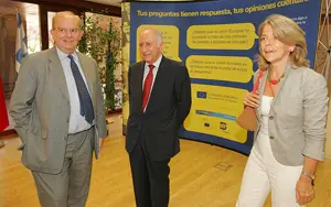 Gil Carlos Rodríguez Iglesias –en el centro–, en un acto cuando era director del Instituto Elcano.