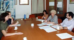 Marta Ares escucha las explicaciones de Estela Barnes.