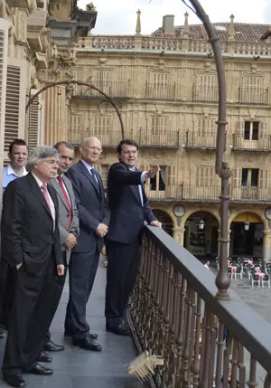 Fernández Mañueco, junto con Justin Harman, en el balcón del Ayuntamiento de Salamanca.