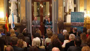 Pío García-Escudero y Pilar Rojo, durante la inauguración de la muestra. 
