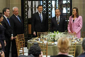 Núñez Feijóo; el presidente de la Suprema Corte de Justicia, Juan Silva, Mariano Rajoy y Felipe Calderón con su esposa. 
