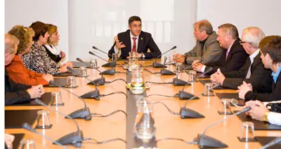 Patxi López y Julián Celaya, con los representantes de la Euskal Etxea Villa María de Argentina.