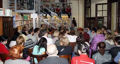 El público abarrotó la sala donde Víctor Freixanes presentó su última novela, ‘Cabalos de Ouros’.