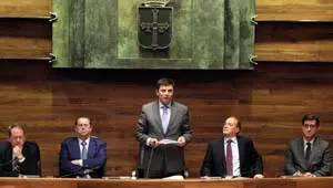 El nuevo presidente del Parlamento asturiano, Pedro Sanjurjo, durante su intervención.
