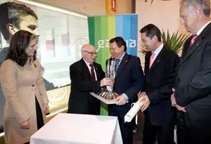 Luis Rial y Cándido Iglesias sostienen el galardón. 