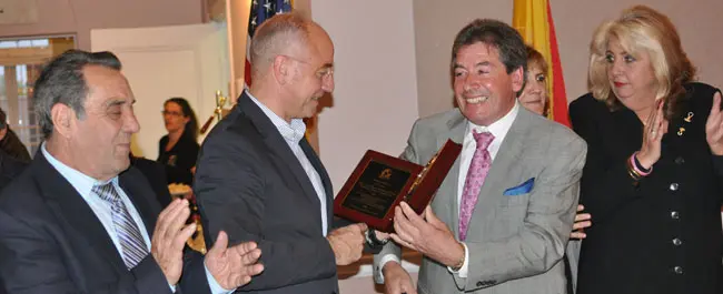 Santiago Camba recibe un presente en la Casa de Galicia de Nueva York.