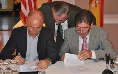 Santiago Camba y José Gil firman el convenio de colaboración.