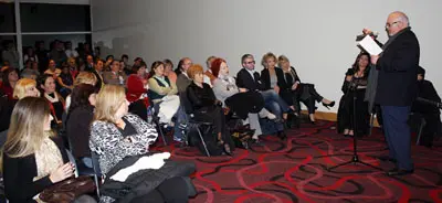 Luis Tosar leyendo una selección de poemas propios, durante la presentación de su Libro.