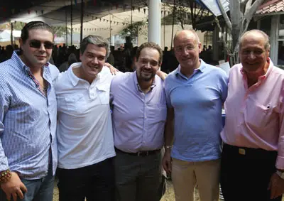Santiago Camba posó con algunos de los asistentes a la romería.