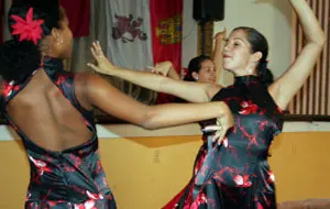 El cuerpo de baile de la sociedad actuó durante la velada.