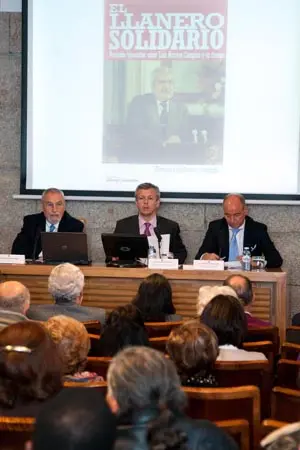 Alfonso Rueda (C), junto al secretario xeral Santiago Camba (d) y el autor del libro, durante la presentación.